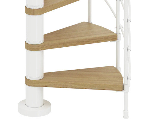 Detail einer Wendeltreppe mit Holzstufen und weißem Geländer