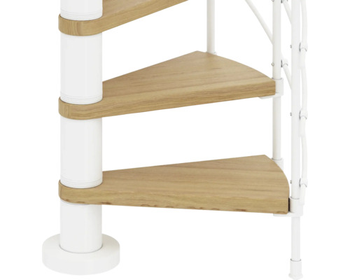 Detail einer Wendeltreppe mit Holzstufen und weißem Geländer