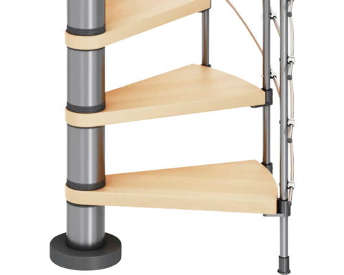 Detailansicht einer Wendeltreppe mit Holzstufen und Metallgeländer