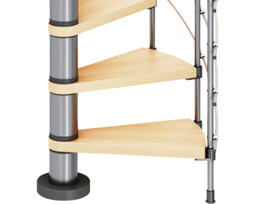 Detailaufnahme einer Wendeltreppe mit Holzstufen und Metallgeländer