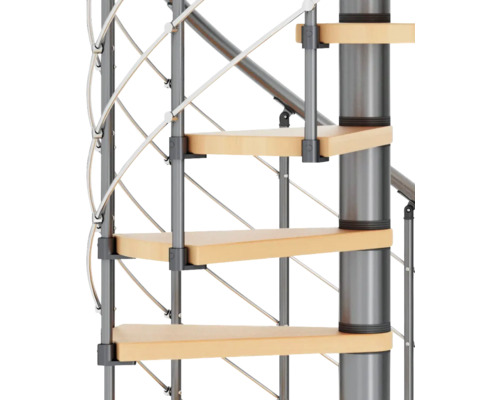 Detailansicht einer Wendeltreppe mit Metallgeländer und Holzstufen