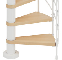 Detailansicht einer Wendeltreppe mit Holzstufen und weißem Metallgeländer