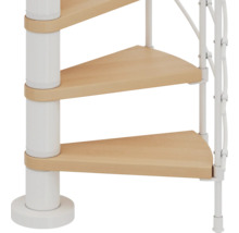 Detail einer Wendeltreppe mit Holzstufen und weißem Geländer.