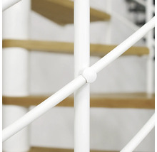 Detailansicht einer weißen Wendeltreppe mit Holzstufen