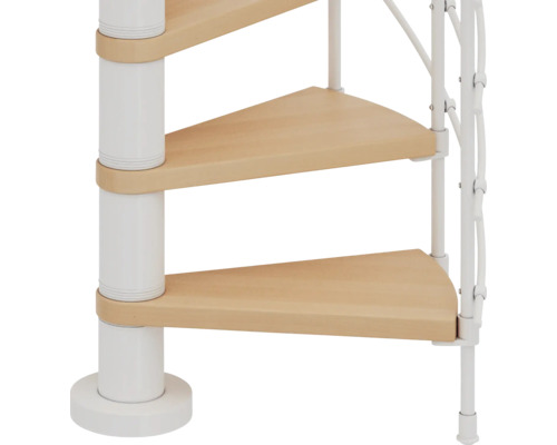 Detailansicht einer Wendeltreppe mit Holzstufen und weißem Metallgeländer