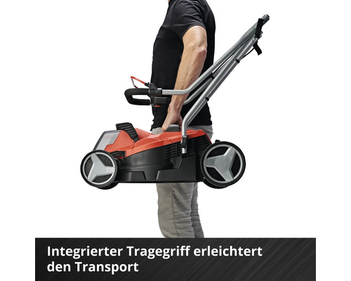 Eine Person trägt einen Rasenmäher mit integriertem Tragegriff.