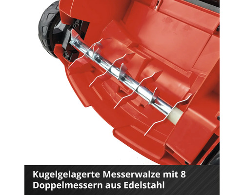 Detailaufnahme einer Rasenlüfterwalze mit acht Doppelmessern aus Edelstahl