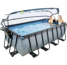 Rechteckiger Pool mit Überdachung und zwei Personen im Wasser