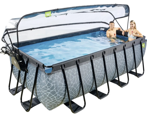 Rechteckiger Pool mit Überdachung und zwei Personen im Wasser