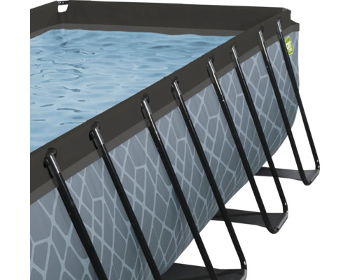 Detailansicht eines rechteckigen Aufstellpools mit Wasser und Stützkonstruktion