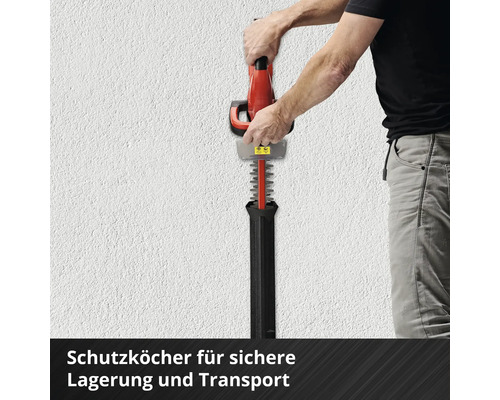 Person setzt eine Schutzhülle auf eine Heckenschere für Lagerung und Transport.