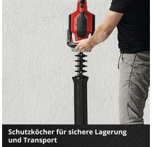 Person hält eine Akku-Stielheckenschere mit Transportschutzhülle
