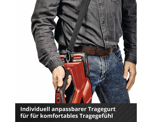 Person mit einem verstellbaren Tragegurt für ein komfortables Tragegefühl