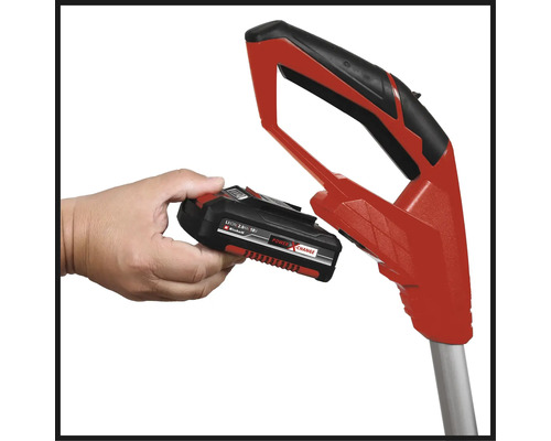 Hand hält Einhell Power X-Change Akku an rotem Gartengeräte-Griff