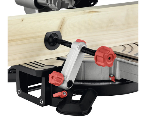 Werkstückspannung an einer Kappsäge mit Holz