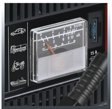 Detailansicht eines Batterieladegeräts mit Amperemeteranzeige