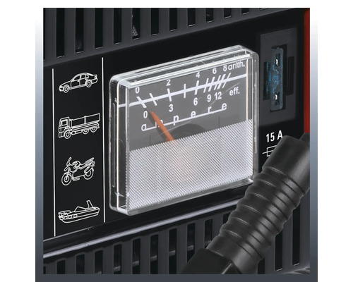 Detailansicht eines Batterieladegeräts mit Amperemeteranzeige