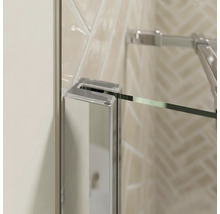 Detailansicht einer Duschkabine mit Türgriff und Scharnieren