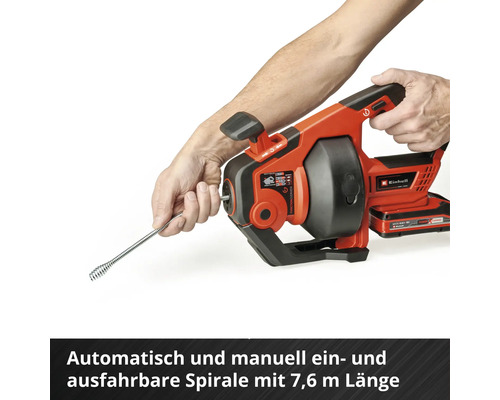 Einhell Abflussreiniger mit 7,6 Meter langer Spirale in Verwendung.