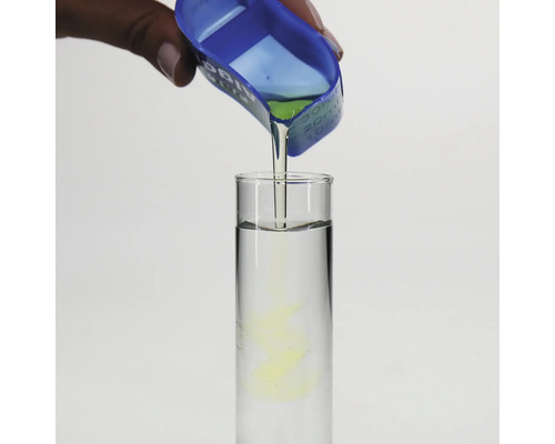 Flüssigkeit wird in ein Reagenzglas gegossen