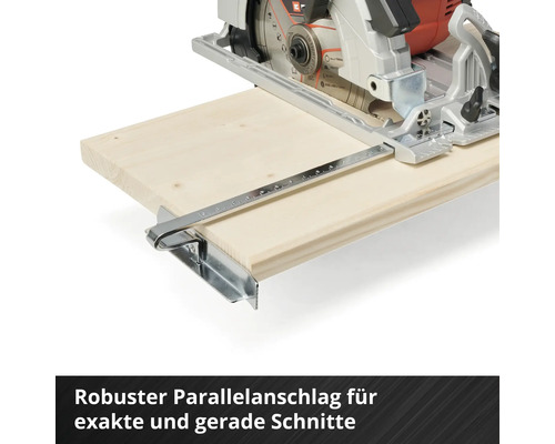 Kreissäge mit Parallelanschlag beim Schneiden eines Holzbretts