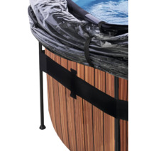 Detailansicht eines Whirlpools mit Abdeckung und Holzverkleidung