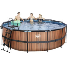 Runder Aufstellpool mit Holzoptik, Leiter und drei Personen im Wasser