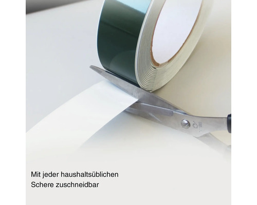 Rolle Dichtband wird mit einer Schere zugeschnitten