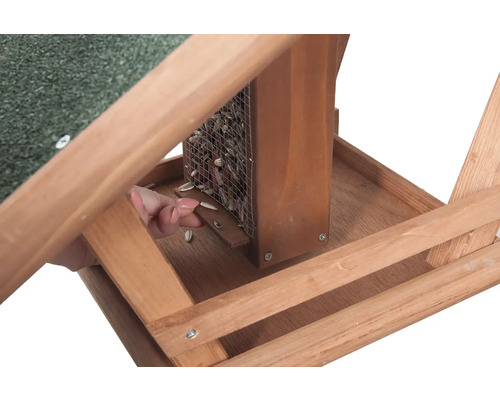 Holzvogelhaus mit Futtersilo zur einfachen Befüllung
