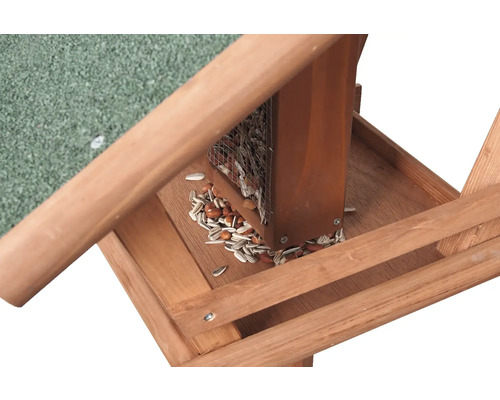 Detailansicht eines Holz-Vogelhauses mit Futter