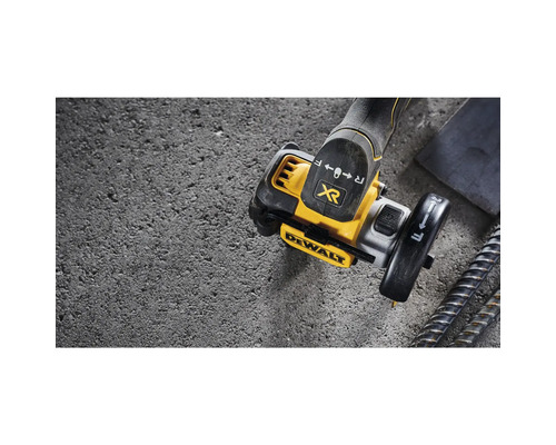 Dewalt Akku-Metalltrennschleifer auf Betonboden