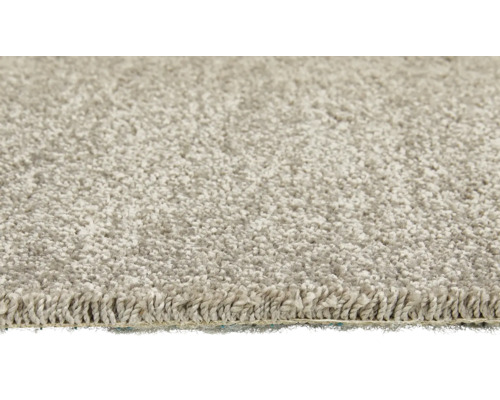 Nahaufnahme eines beigen Teppichs mit hohem Flor