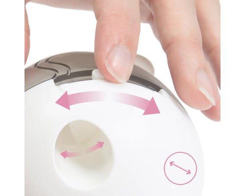 Detailaufnahme einer Hand, die einen Knopf an einem Gerät bedient. Das Bild zeigt Pfeile, die die Drehbewegung des Knopfes veranschaulichen.