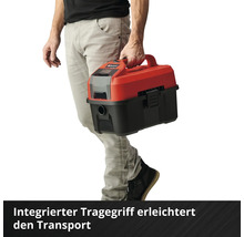 Person trägt einen Nass Trockensauger mit Tragegriff.