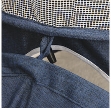 Detailaufnahme eines blauen Textilstoffs mit Netz