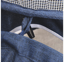 Detailansicht einer blauen Stofftasche mit Verschluss