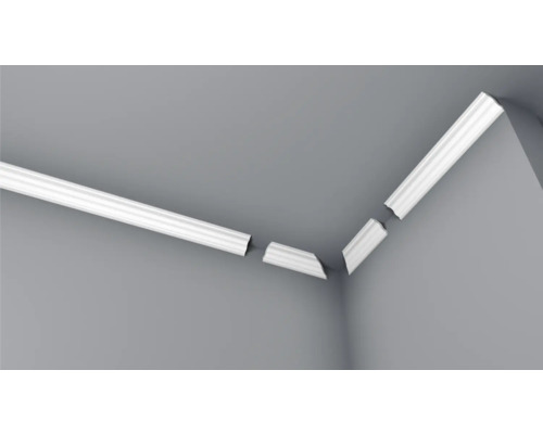 Innenraum mit Zierleisten an der Decke und Wand