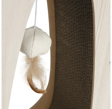 Detailansicht eines Katzenkratzmöbels mit Spielzeugmaus