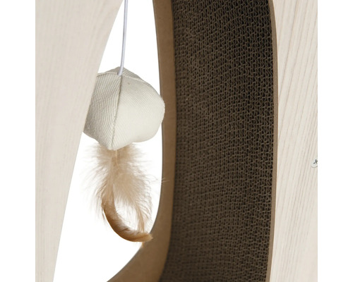 Detailansicht eines Katzenkratzmöbels mit Spielzeugmaus
