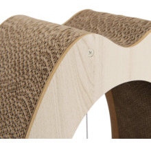 Detailansicht eines Kratzmöbels aus Pappe und Holz