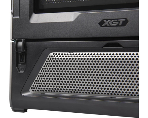 Detailansicht eines Computergehäuses mit Metallgitter und XGT-Logo