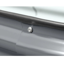 Detailansicht einer Schraube an einem grauen Bauteil mit Gummidichtung