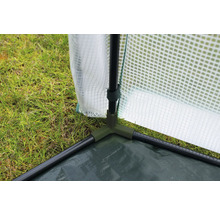 Detailaufnahme eines Gewächshauses mit Folie und grünem Gestell auf Gras