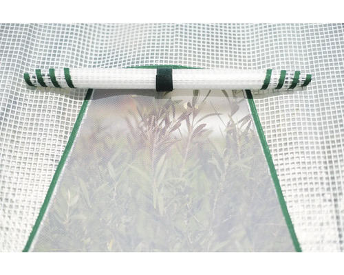 Detailansicht eines Gewächshauses mit geöffnetem Fenster und aufgerolltem Rollo.