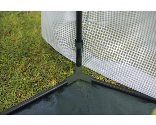 Detailansicht eines Gewächshauses mit Kunststofffolie und Metallrahmen