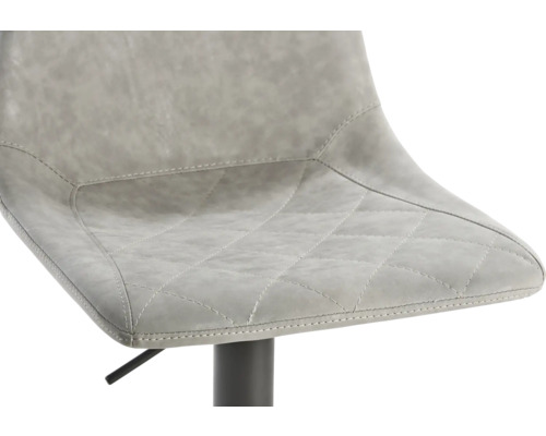 Detailaufnahme eines Barstuhls mit gestepptem Bezug