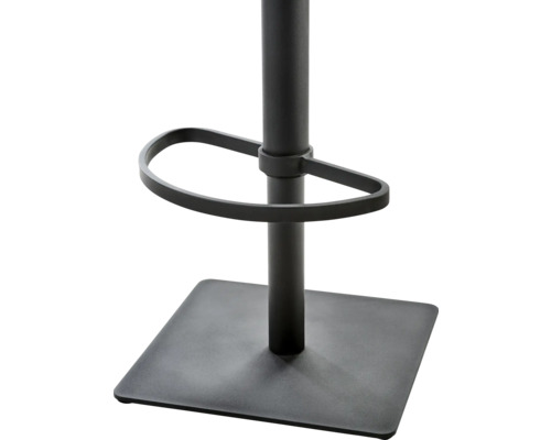 Detailaufnahme des Fußes eines Barhockers mit quadratischer Fußplatte und Fußstütze