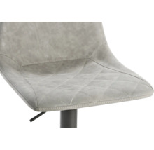 Detailaufnahme eines Barstuhls mit Sitzfläche aus Kunstleder