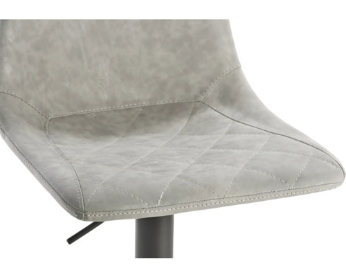 Detailaufnahme eines Barstuhls mit Sitzfläche aus Kunstleder