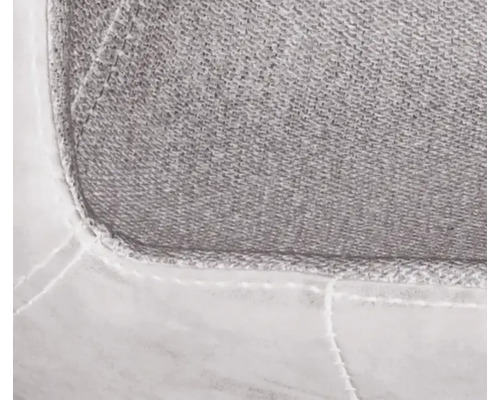 Detailansicht eines grauen Stoffbezugs mit weißer Naht